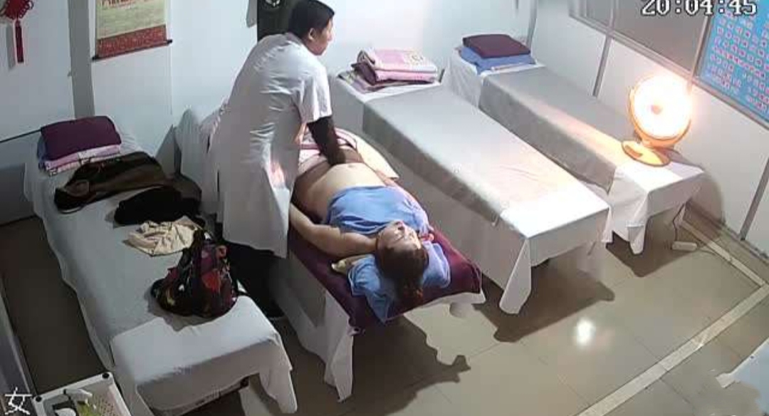 破解按摩店摄像头   男技师按着按着不对劲了呢